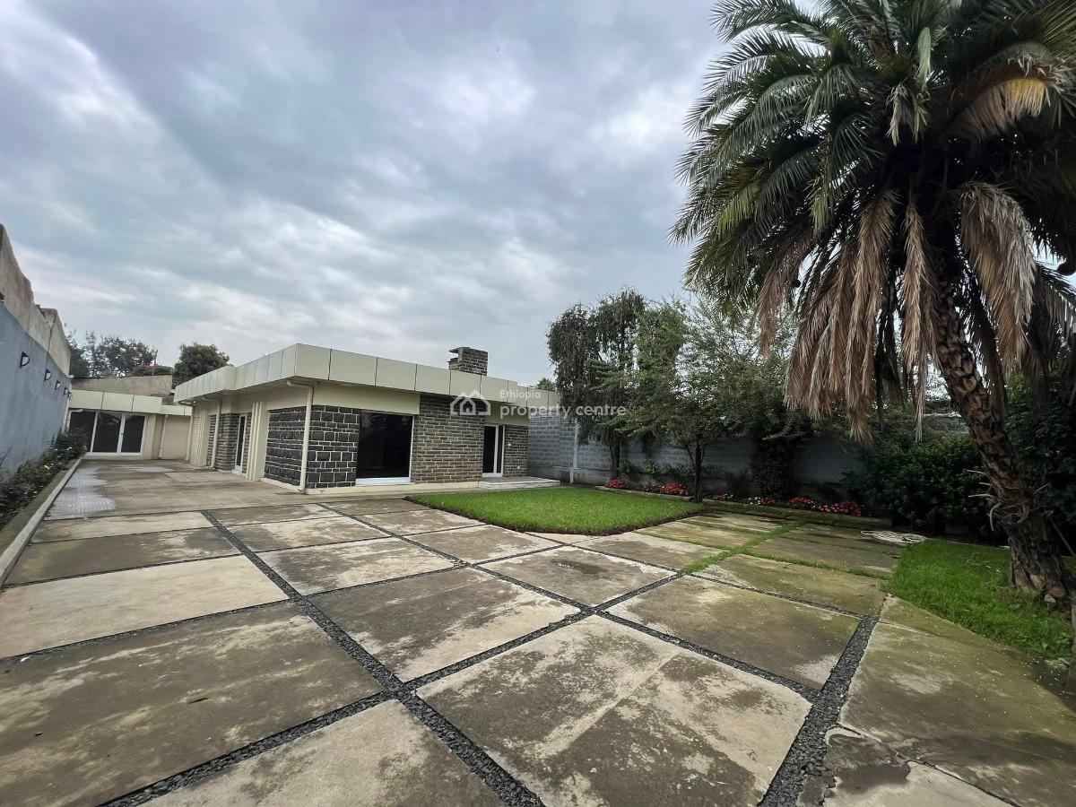 Well-lit 𝐑𝐞𝐧𝐨𝐯𝐚𝐭𝐞𝐝 𝐕𝐢𝐥𝐥𝐚 𝐇𝐨𝐮𝐬𝐞 6 Kilo, Arada, Addis Ababa, House for Rent