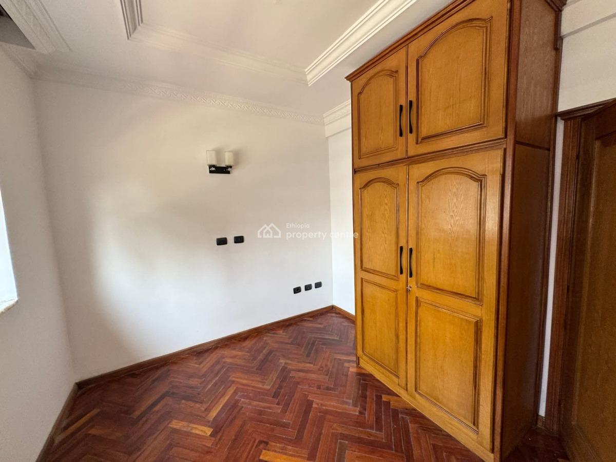 Un-approved Luxury House in Old Airport -- 5 Bedrooms, Garden, Near to Ics, Nifas Silk-lafto, Addis Ababa, Semi-detached Duplex for Rent