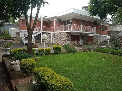 Beautiful 4 Bed Room Old House Having a Nice Garden