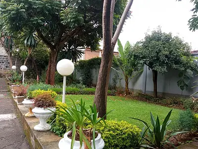 Beautiful 4 Bed Room Old House Having a Nice Garden