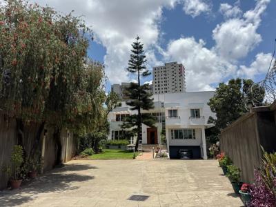 𝐃𝐢𝐬𝐭𝐢𝐧𝐠𝐮𝐢𝐬𝐡𝐞𝐝 𝐀𝐦𝐛𝐚𝐬𝐬𝐚𝐝𝐨𝐫𝐢𝐚𝐥 𝐑𝐞𝐬𝐢𝐝𝐞𝐧𝐜, Bole, Bole, Addis Ababa, Terraced Duplex for Rent